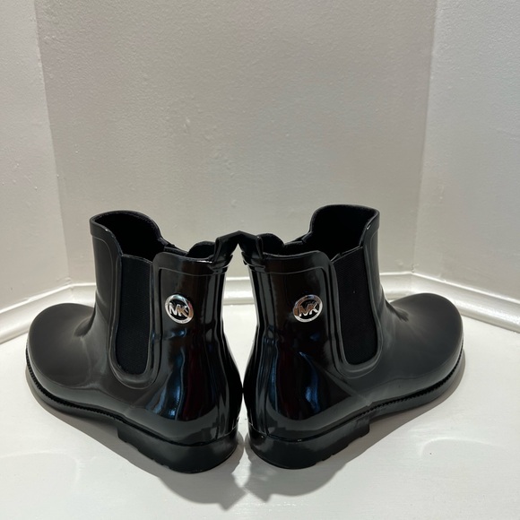 Michael Kors Charm Rubber Patent Ankle Rain Boots w/Back Pull Tab Size 8 - Picture 2 of 7